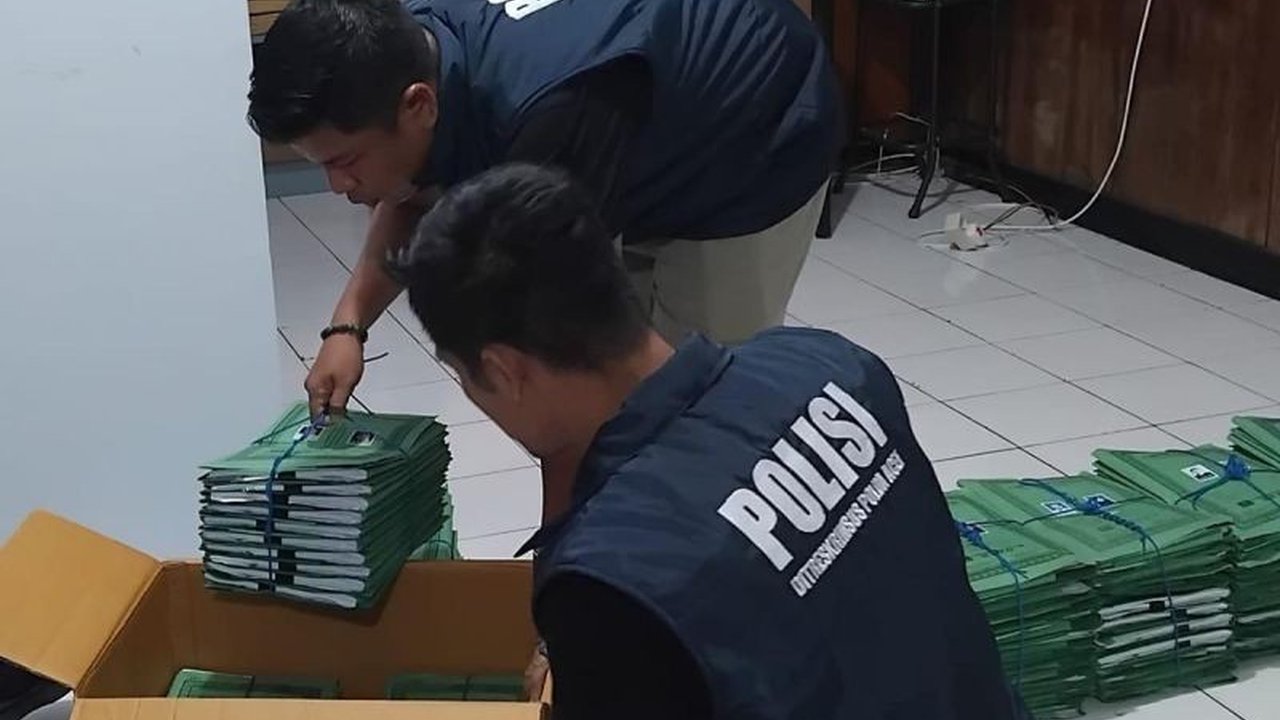 Polda Aceh menggeledah kantor BPRS Gayo di Takengon terkait dugaan pembiayaan fiktif senilai Rp48 miliar yang terjadi sejak Desember 2018 hingga April 2024, dan melibatkan oknum karyawan.