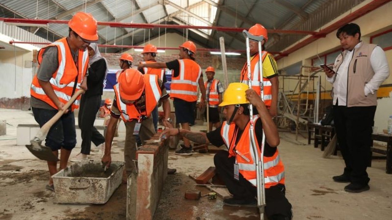 Pemerintah Banyuwangi, Jawa Timur, meluncurkan pelatihan pertukangan bagi disabilitas, membuka peluang kerja dan mewujudkan inklusifitas di sektor konstruksi.