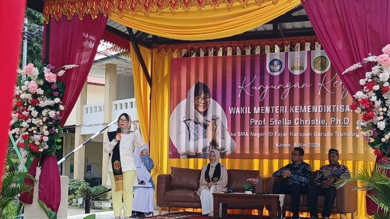 Program Sekolah Garuda Transformasi hadir untuk membuka akses bagi siswa Indonesia, terutama dari daerah luar Jawa dan keluarga kurang mampu, ke perguruan tinggi unggul dalam dan luar negeri.