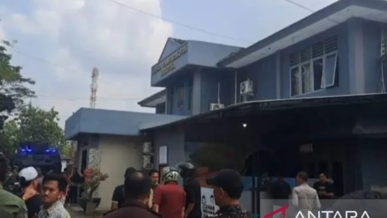 Kericuhan di Lapas Narkoba Muara Beliti, Sumatera Selatan, Kamis pagi, menyebabkan pengerahan 500 personel gabungan untuk mengamankan situasi dan mencegah kerusuhan susulan.