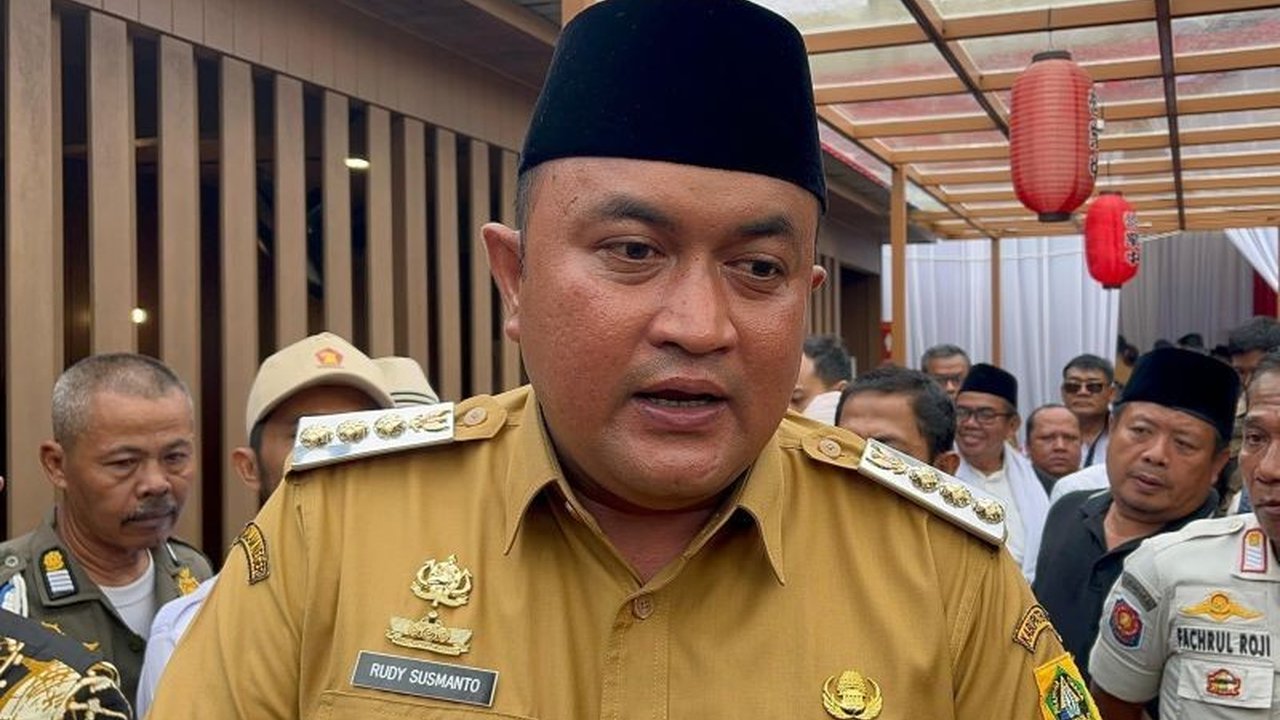 Bupati Bogor merealokasikan Rp104 miliar dari APBD 2025 untuk memperbaiki tujuh ruas jalan vital di Parungpanjang yang menghubungkan jalan provinsi dan perbatasan Tangerang, guna mengatasi kerusakan akibat aktivitas truk tambang.
