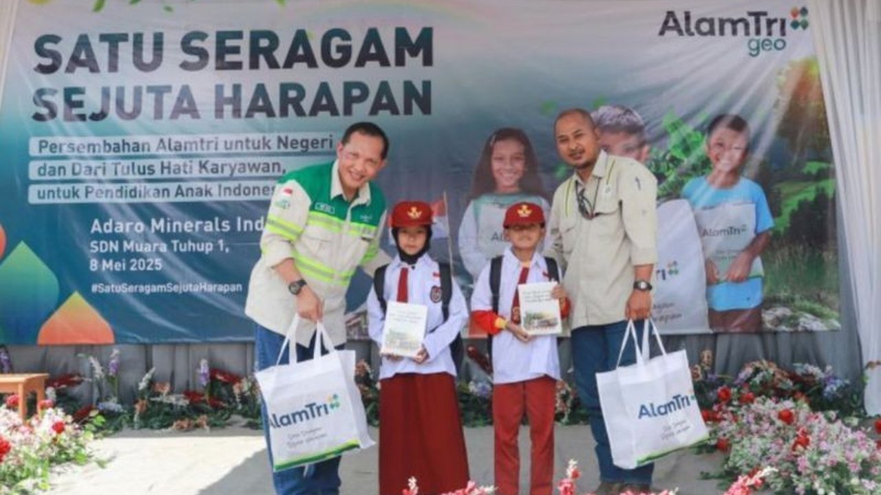 PT Maruwai Coal dan YABN salurkan 1.533 paket seragam sekolah untuk siswa prasejahtera di 23 sekolah Kabupaten Murung Raya, Kalimantan Tengah, melalui program 'Satu Seragam Sejuta Harapan'.