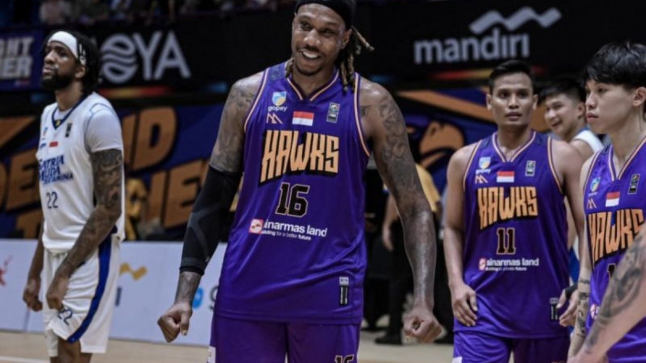 Tangerang Hawks Basketball raih kemenangan bersejarah atas Satria Muda Pertamina Jakarta dengan skor 87-84, berkat pertahanan kuat yang ditunjukkan di babak kedua.