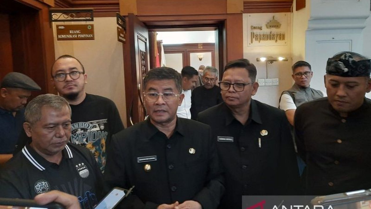 Wakil Gubernur Jawa Barat memastikan konvoi juara Persib Bandung akan dilaksanakan pada 25 Mei 2025 dengan rute dan persiapan yang matang, melibatkan berbagai pihak untuk keamanan dan kelancaran acara.