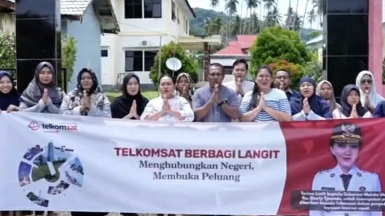 Telkomsat menghadirkan layanan internet satelit di Puskesmas Mayau, Ternate, Maluku Utara, untuk meningkatkan akses layanan kesehatan di wilayah 3T.