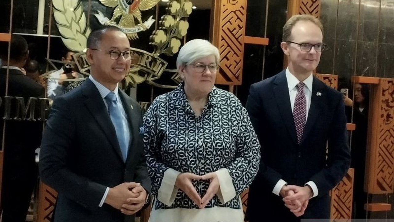 Wakil Ketua MPR RI, Eddy Soeparno, mengungkapkan ketertarikan Inggris untuk mendukung transisi energi Indonesia, termasuk investasi dan transfer teknologi.