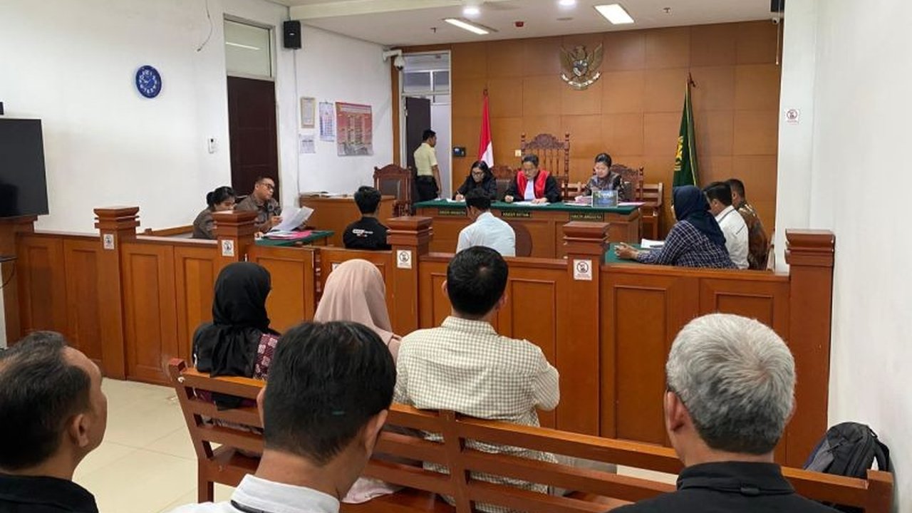 Sebelas pelanggar uji emisi di Jakarta didenda hingga Rp16 juta karena melanggar Perda Nomor 2 Tahun 2005 tentang Pengendalian Pencemaran Udara, dengan jenis kendaraan yang paling banyak melanggar didominasi oleh kendaraan barang dan penumpang.