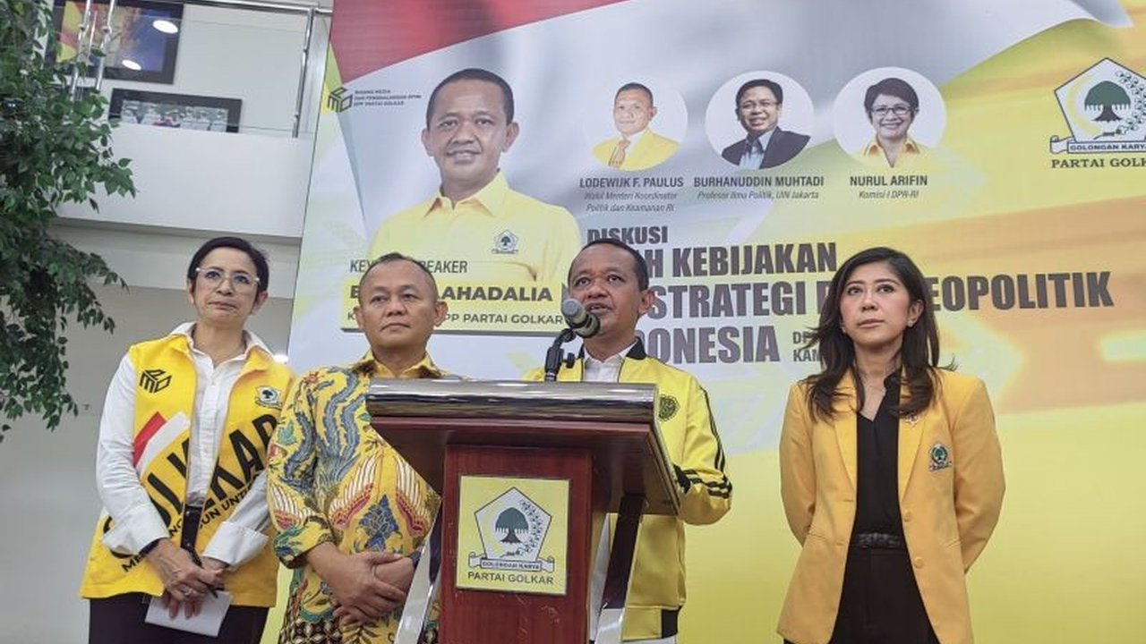 Menteri ESDM, Bahlil Lahadalia, merespon positif pertemuan Prabowo Subianto dan Bill Gates, membuka peluang investasi baru di Indonesia meskipun realisasi investasi masih dalam proses.