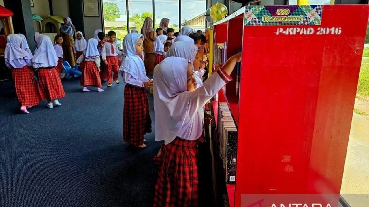 Dinas Perpustakaan dan Kearsipan Natuna sukseskan program Eduwisata dan Pusling-Cerdas, menumbuhkan literasi di tengah keterbatasan anggaran dan tantangan geografis.