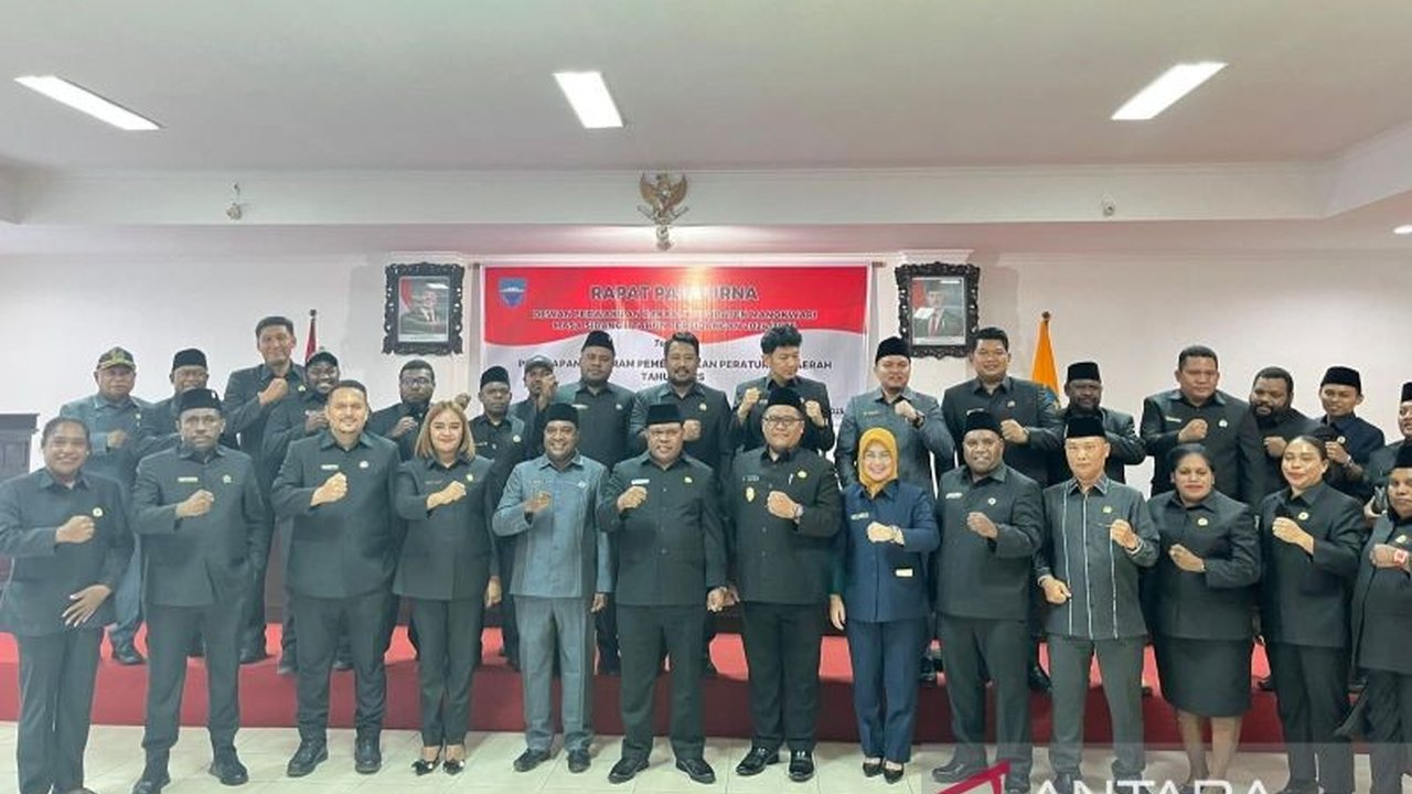 DPRK Manokwari menyepakati pembahasan 18 Ranperda yang meliputi pendidikan gratis, kesehatan gratis, investasi, dan pengendalian minuman beralkohol, untuk meningkatkan kesejahteraan masyarakat.