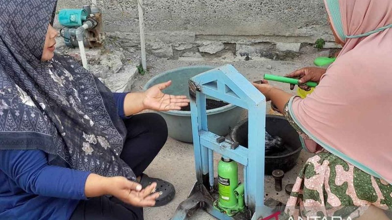 UMKM perempuan di Aceh Besar berinovasi dengan memproduksi briket ramah lingkungan dari ampas kopi, membuka peluang pasar domestik dan ekspor serta meningkatkan perekonomian lokal.