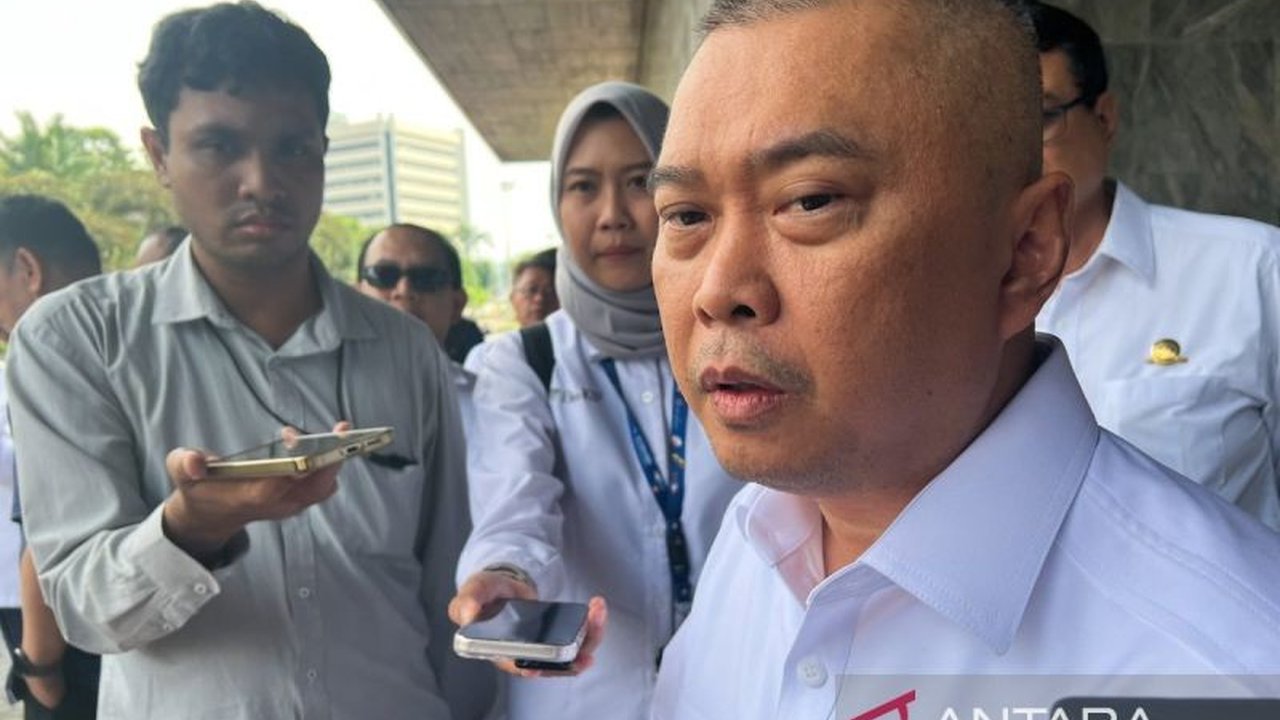 Menhub Dudy Purwagandhi menyatakan reaktivasi jalur kereta api di Jawa Barat masih dalam tahap kajian menyeluruh untuk memastikan kelayakannya, dengan jalur Bandung-Pangandaran menjadi prioritas.