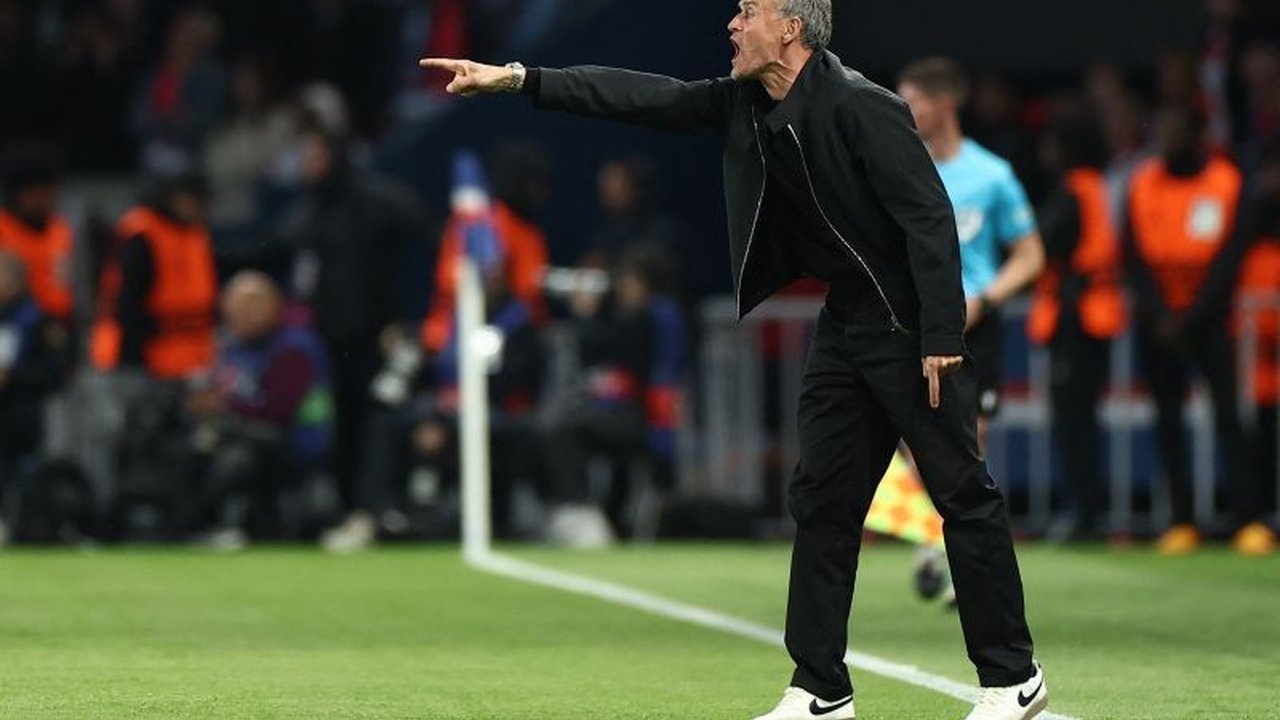 Dari diragukan hingga membawa PSG ke final Liga Champions, Luis Enrique buktikan kemampuannya mengubah tim dengan formula khusus dan mentalitas baja.