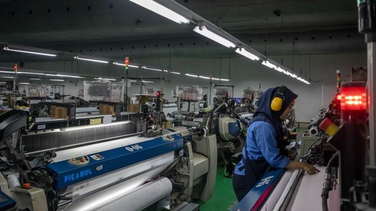 Kadin khawatir wacana Bea Masuk Anti Dumping (BMAD) terhadap benang POY dan DTY akan mematikan industri tekstil dalam negeri dan menyebabkan PHK massal, mendesak pemerintah menjamin ketersediaan bahan baku.