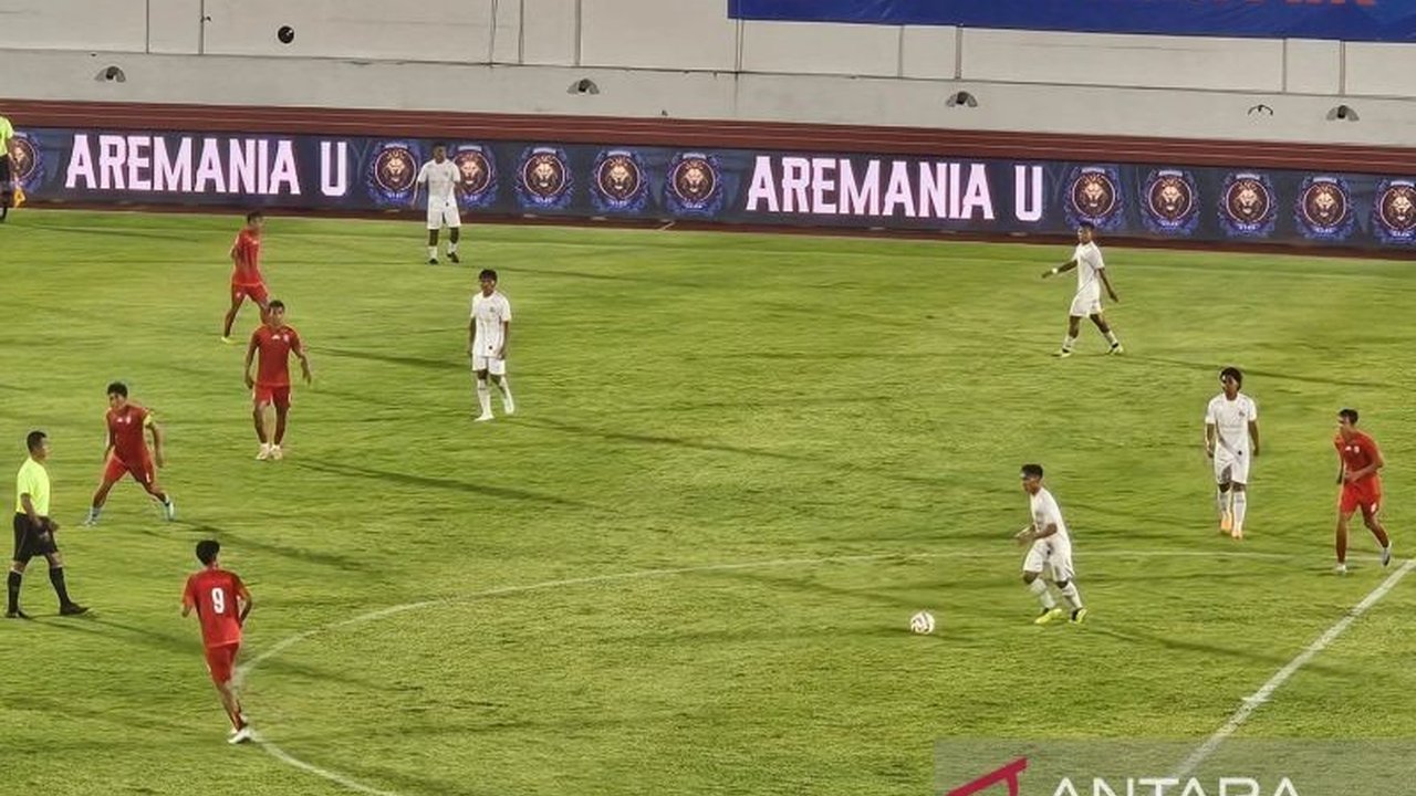 Arema FC berhasil meraih kemenangan telak 7-0 atas Arema All Stars dalam pertandingan persahabatan bertajuk 'Charity Match' di Stadion Kanjuruhan, Malang.
