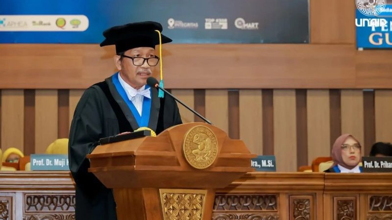 Guru Besar Unair, Prof. Dr. Salamun, berhasil mengembangkan mikroba Bacillus sebagai solusi ramah lingkungan untuk berbagai sektor industri, memanfaatkan kekayaan biodiversitas Indonesia.