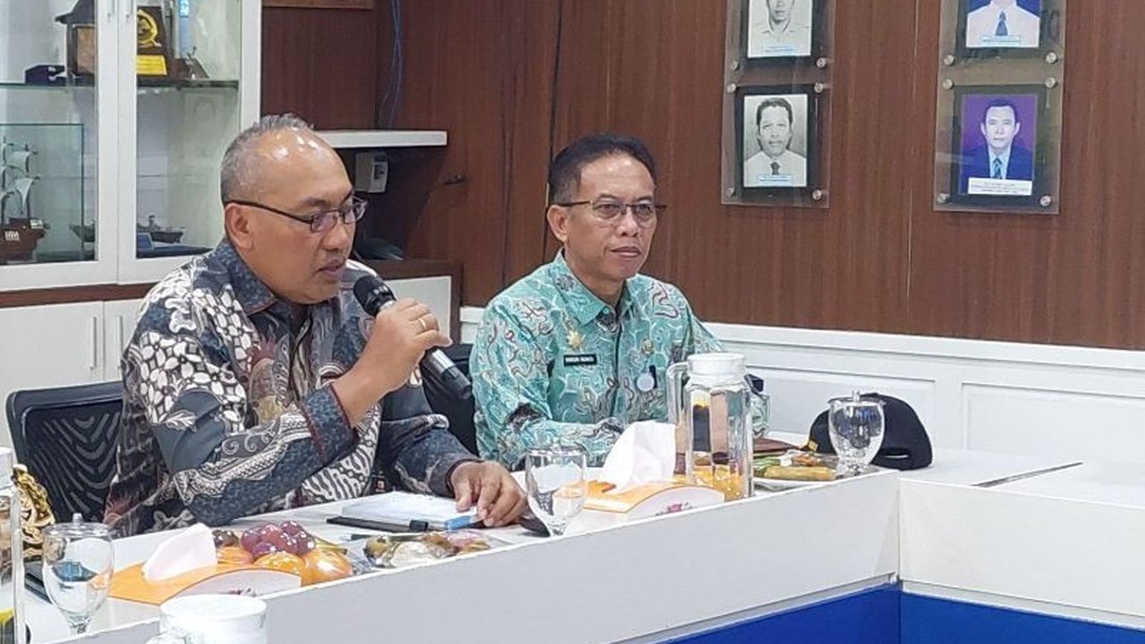 PT Pelindo memastikan pengerukan alur Pelabuhan Pulau Baai, Bengkulu, terus dilakukan meskipun sempat terjadi jeda karena faktor cuaca dan pasokan BBM.