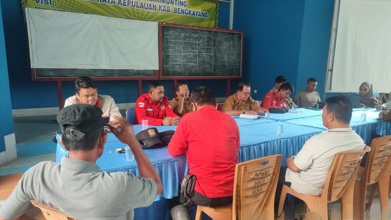 Manggala Agni Kalimantan IX/Singkawang berkolaborasi dengan Desa Karimunting, Bengkayang, melakukan mediasi untuk mencegah kebakaran hutan dan lahan (karhutla) yang kerap terjadi di musim kemarau.