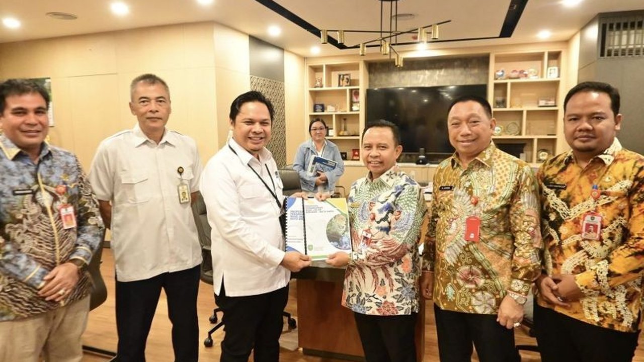 Pemkab Tapin mengusulkan pembangunan jalan Banua Enam di Kalimantan Selatan sebagai jalur strategis penghubung tiga provinsi, Kalimantan Selatan, Kalimantan Timur, dan Kalimantan Tengah, guna mendukung akses menuju IKN, dengan total usulan anggaran mencap