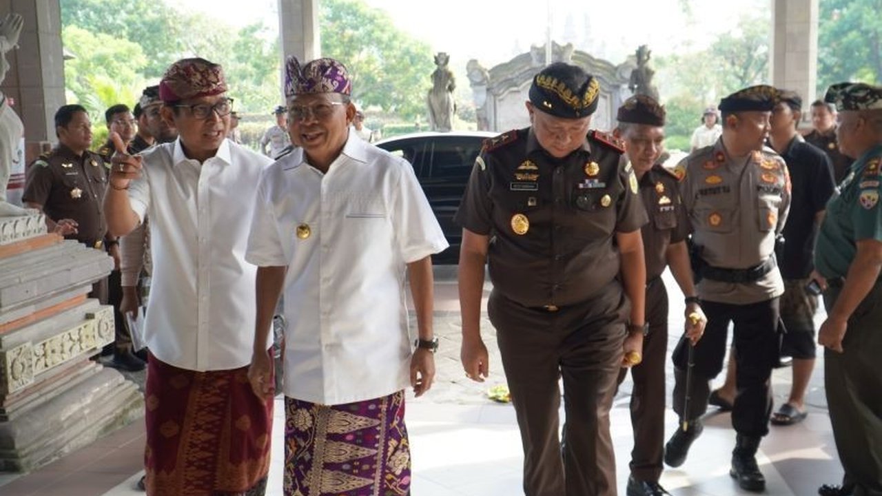 Gubernur Bali Wayan Koster tegas menolak keberadaan premanisme berkedok ormas dan menekankan pentingnya peran adat dalam menjaga keamanan Bali.
