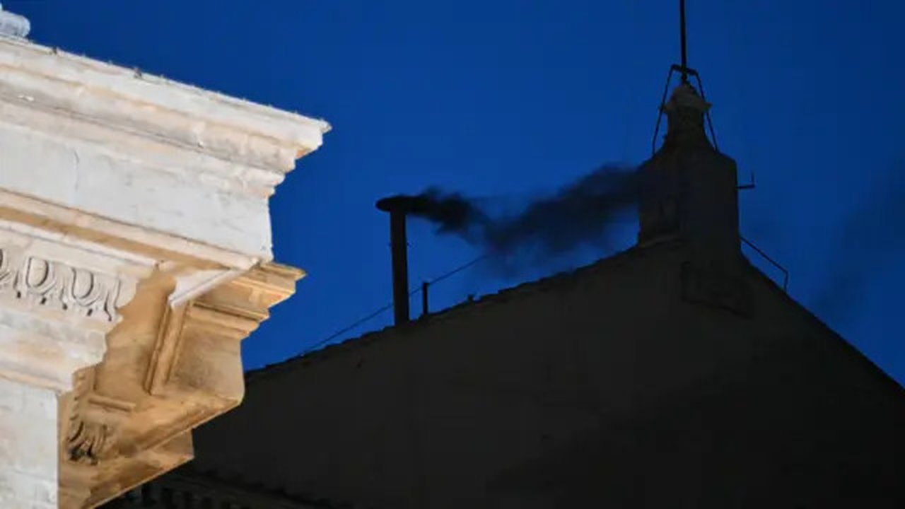Keluarnya asap putih menandakan bahwa Paus baru telah terpilih, sementara jika hitam berarti pemilihan belum menghasilkan keputusan. (Alberto PIZZOLI/AFP)