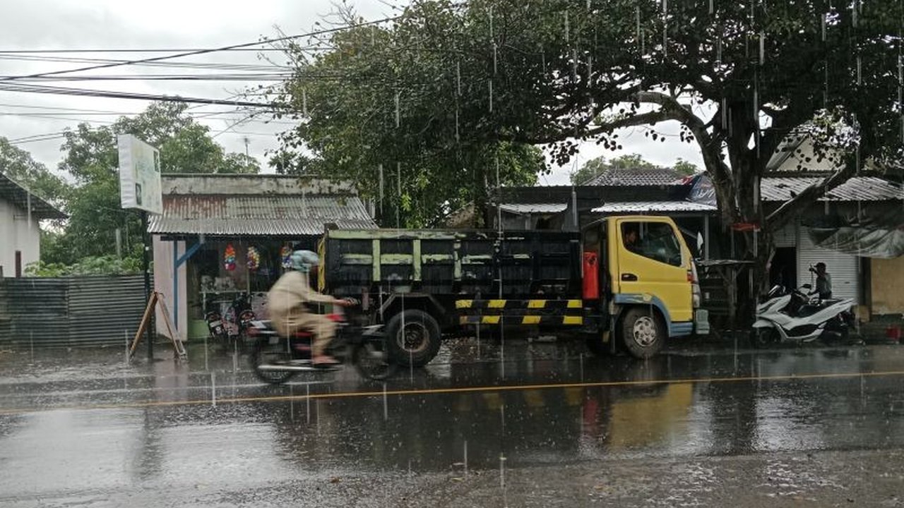 BMKG memprakirakan peningkatan potensi cuaca ekstrem di NTB hingga 13 Mei 2025, masyarakat diimbau waspada terhadap bencana hidrometeorologi seperti banjir dan tanah longsor.