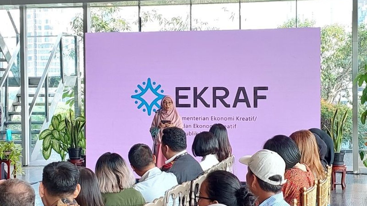 Indonesia Fashion Week 2025, dengan tema 'Ronakultura Jakarta', akan menjadi platform kolaborasi bagi desainer, pelaku usaha, dan perajin lokal untuk mendorong pertumbuhan ekonomi kreatif Indonesia.