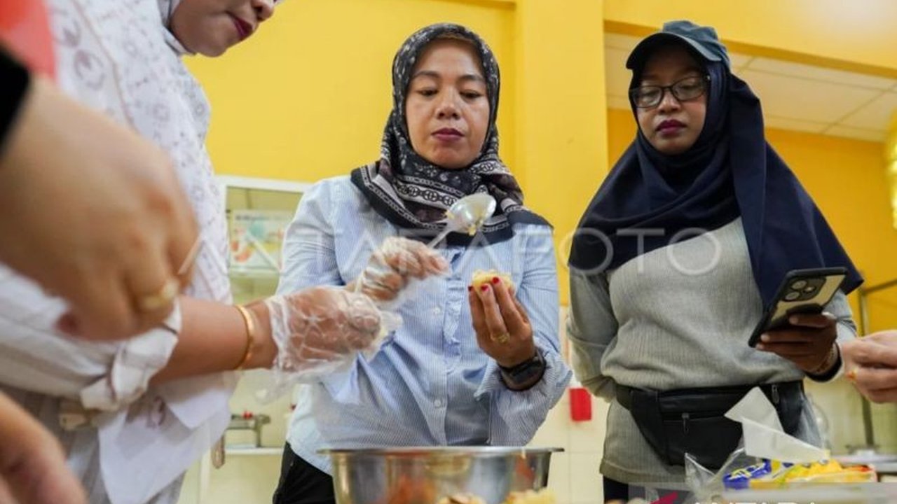 Suku Dinas Ketahanan Pangan, Kelautan, dan Perikanan (KPKP) Jakarta Timur memasang target ambisius: konsumsi ikan 48,9 kg per kapita pada 2025, melalui edukasi dan pelatihan pengolahan ikan.