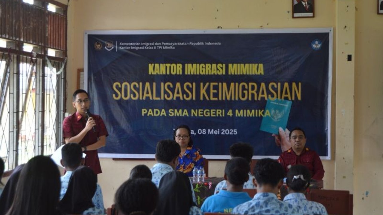 Kantor Imigrasi Mimika Kelas II TPI memberikan sosialisasi keimigrasian kepada siswa SMAN 4 Mimika, guna meningkatkan pemahaman tentang pengawasan orang asing dan peran imigrasi dalam menjaga kedaulatan negara.