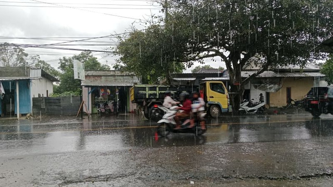 Pemkab Lombok Tengah tengah menyusun dokumen Pengurangan Risiko Bencana (PRB) untuk mengantisipasi dampak bencana alam seperti banjir, tanah longsor, dan pohon tumbang yang kerap terjadi di daerah tersebut.