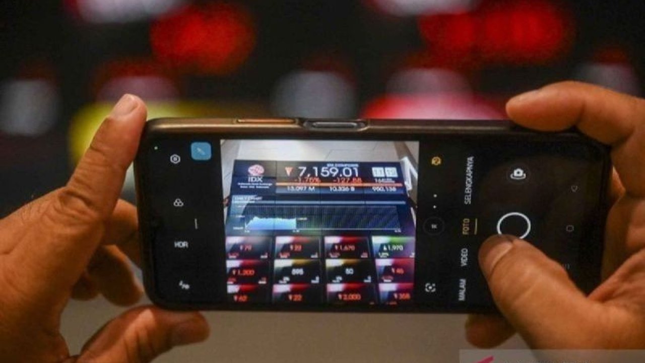 Indeks Harga Saham Gabungan (IHSG) Bursa Efek Indonesia (BEI) dibuka menguat signifikan pada perdagangan Jumat pagi, didorong oleh sejumlah faktor positif.