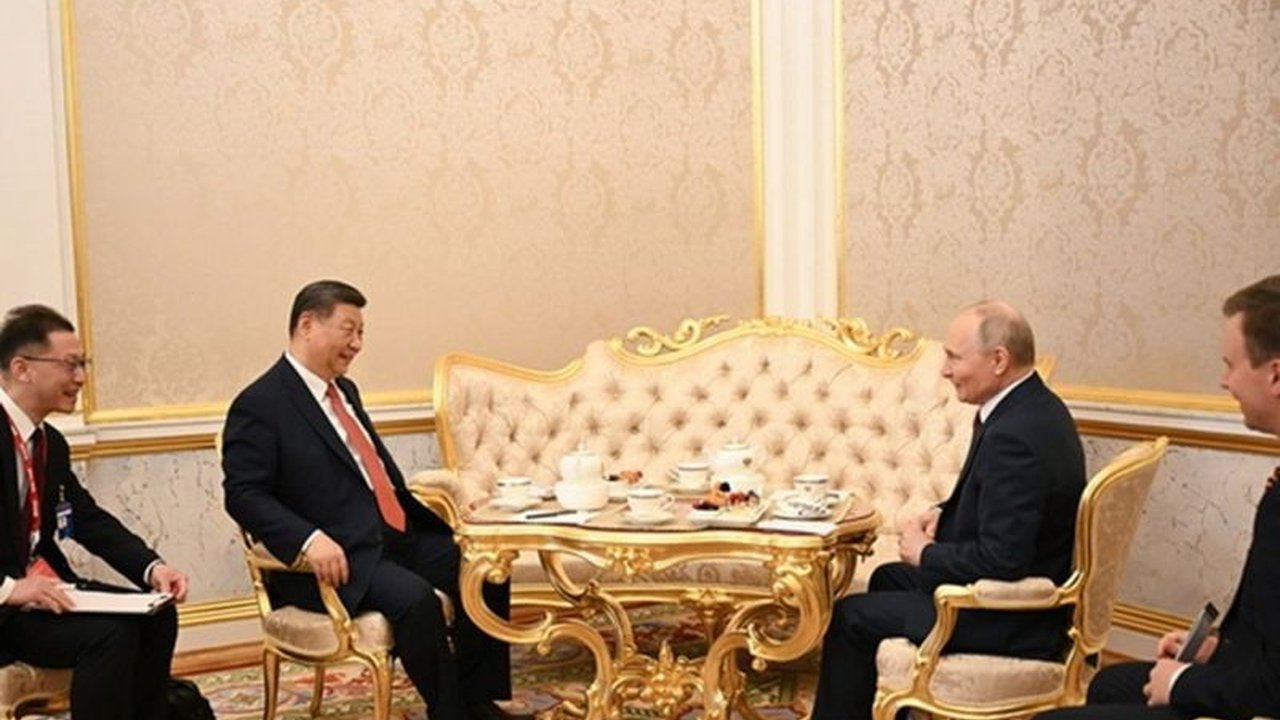 Pertemuan Presiden Xi Jinping dan Vladimir Putin di Moskow semakin memperkuat kerja sama strategis komprehensif antara China dan Rusia, mencakup berbagai bidang ekonomi, politik, dan keamanan global.