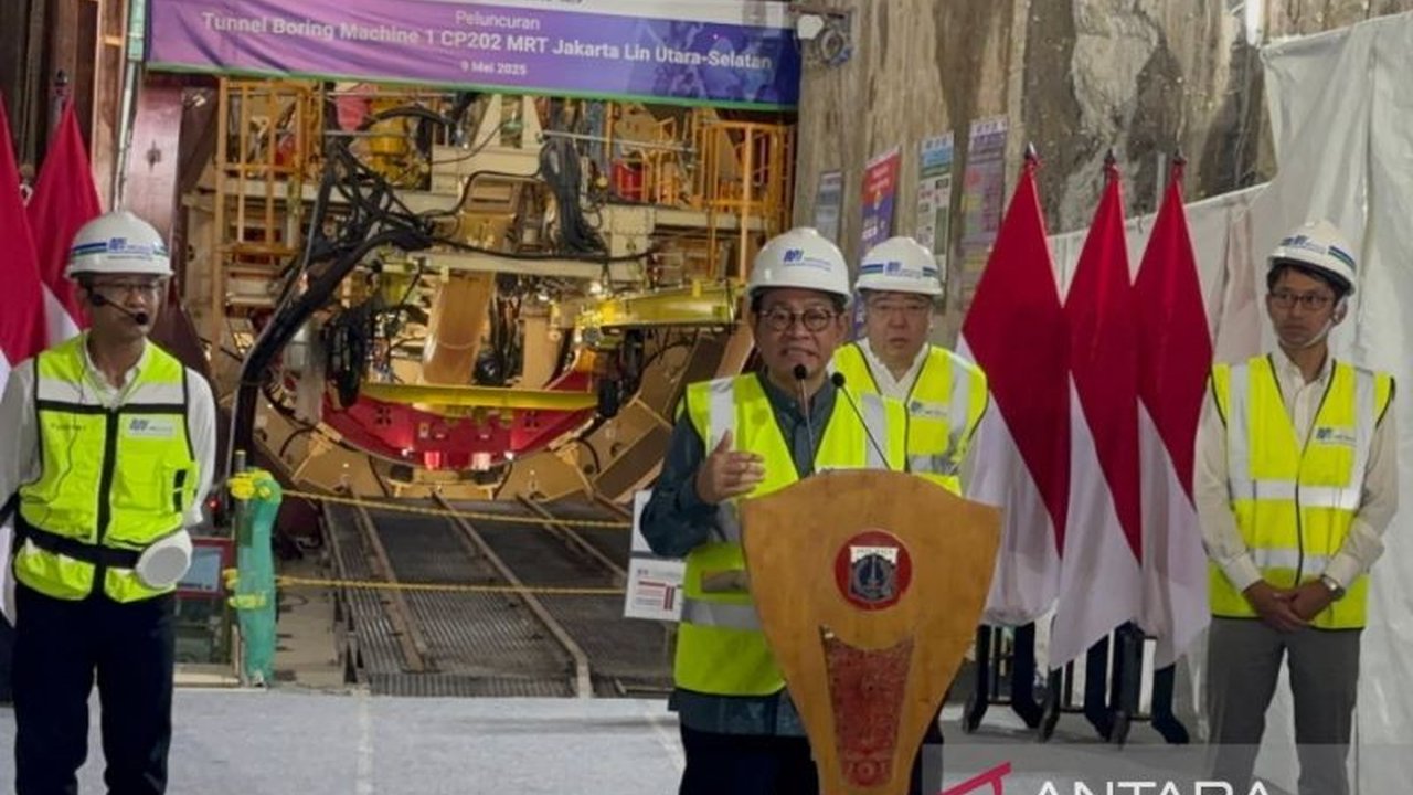 Gubernur DKI Jakarta, Pramono Anung Wibowo, meresmikan pembangunan Tunnel Boring Machine (TBM) untuk MRT Fase 2A di Harmoni, dengan target operasional pada tahun 2029.