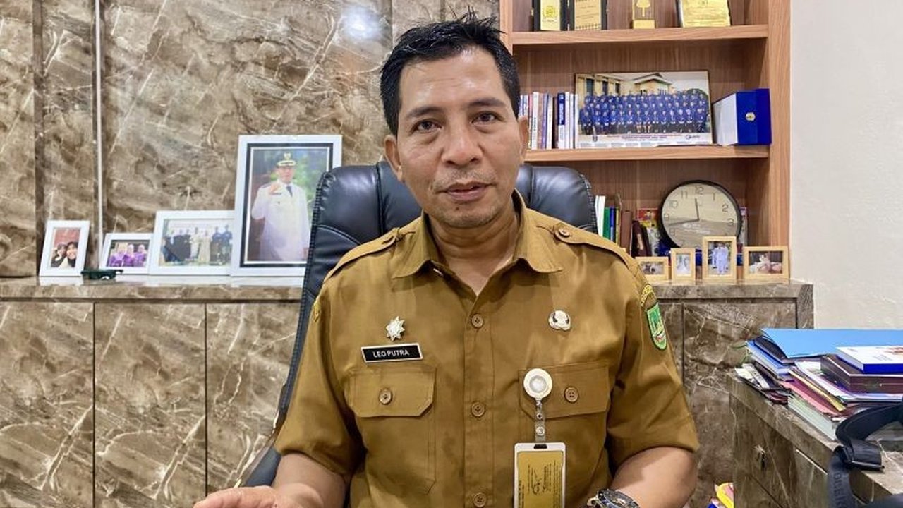 Pemerintah Kota Batam menyalurkan bantuan sosial sebesar Rp5,4 miliar kepada 2.000 lansia tidak mampu melalui program yang didanai APBD dan efisiensi anggaran.