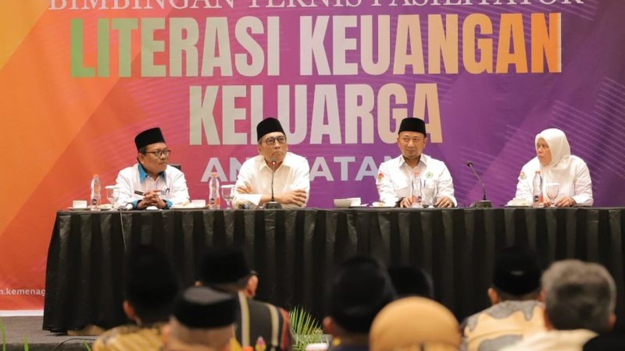 Kementerian Agama melatih 100 penghulu dan penyuluh agama untuk menjadi fasilitator literasi keuangan keluarga guna menekan angka perceraian yang didorong masalah ekonomi.