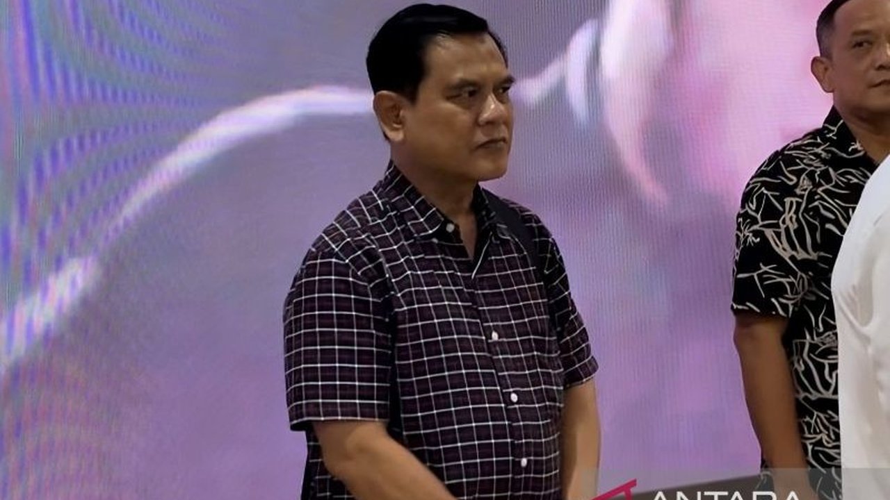 Wahyudi Andrianto, adik ipar Presiden Jokowi, mendatangi Bareskrim Polri dengan membawa ijazah asli sang presiden untuk menanggapi isu ijazah palsu yang beredar.