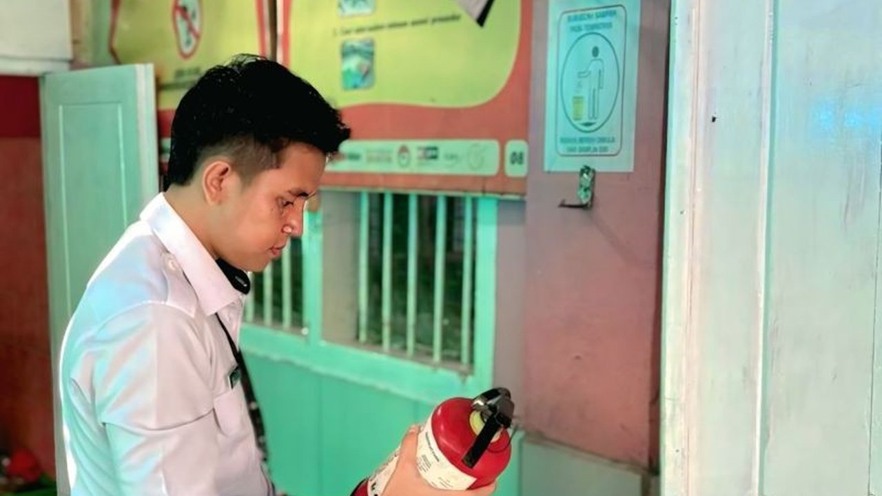 Lapas Martapura, OKU Timur, perkuat sistem keamanan dengan mengganti kunci dan gembok yang rusak serta memeriksa alat pemadam kebakaran untuk memastikan keamanan dan ketertiban warga binaan.