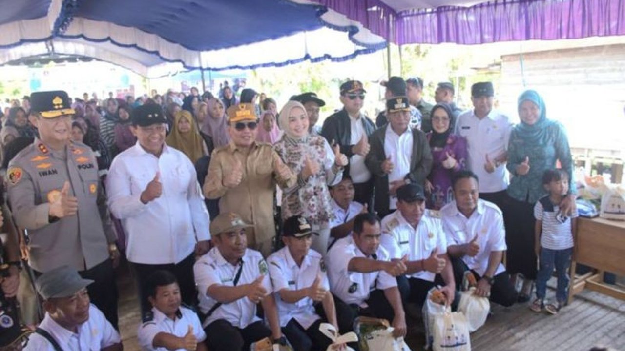 Bupati Kapuas memberikan apresiasi kepada Pemprov Kalteng atas penyelenggaraan pasar murah di Kapuas Kuala yang menyalurkan 1.500 paket sembako gratis dan bantuan perahu untuk warga.