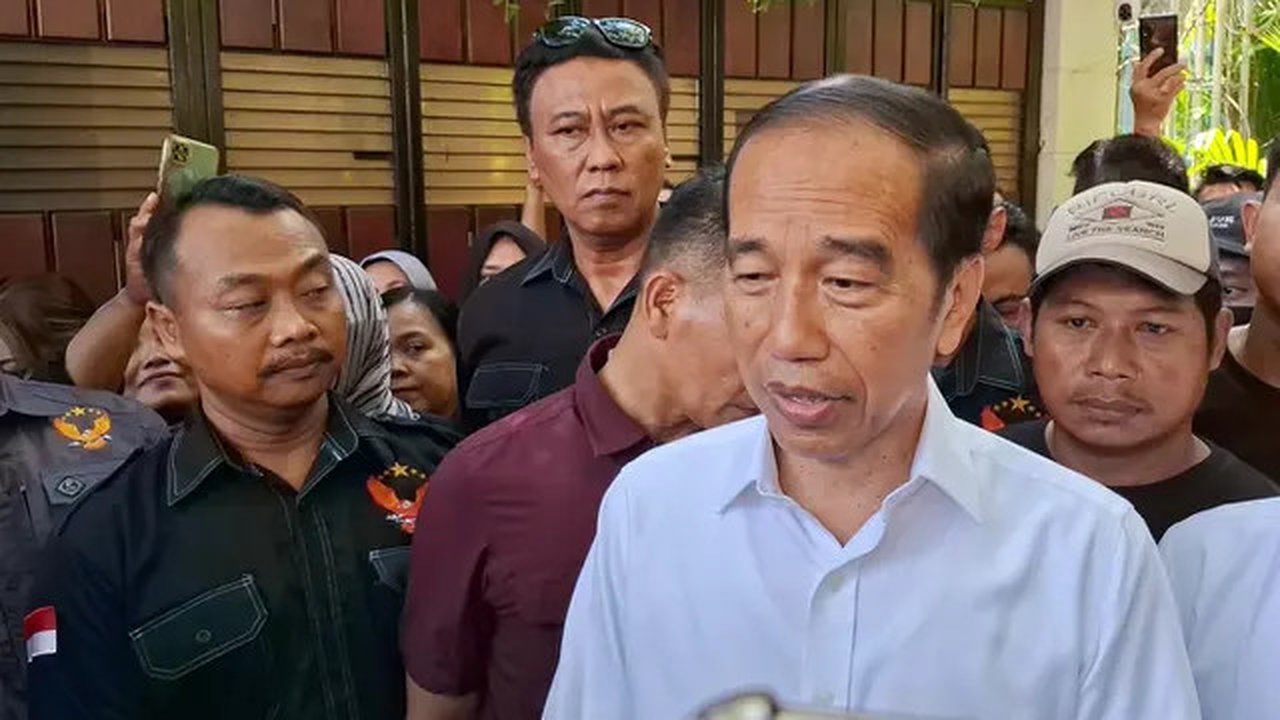 Presiden ke-7 RI Jokowi memberikan pernyataan usai melakukan pertemuan dengan TPUA yang mempertanyakan terkait isu dugaan ijazah palsu di kediaman pribadinya di Solo, Rabu (16/4).(Liputan6