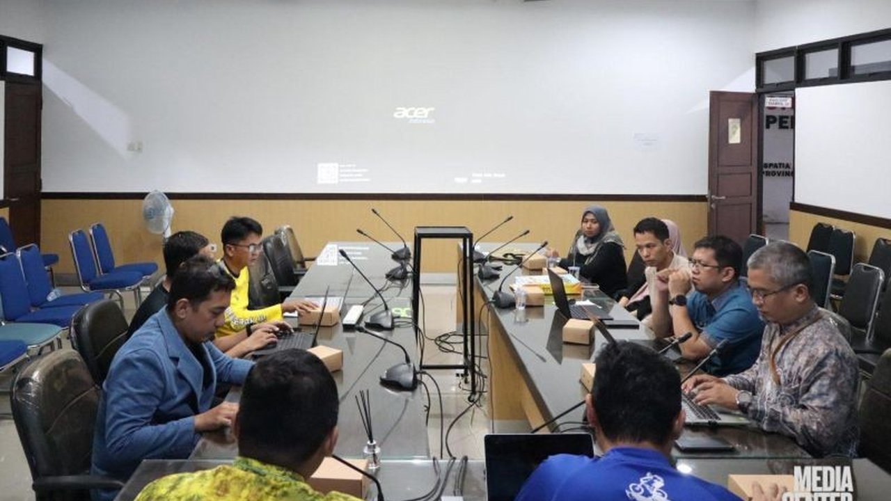 Bappeda Kalsel menggelar rapat membahas penyusunan SK Gubernur tentang Satu Data Indonesia, guna mempercepat penyelesaian daftar data prioritas dan memastikan kualitas data untuk perencanaan pembangunan daerah.