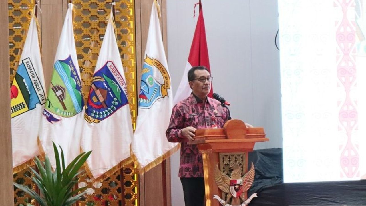 Kemendagri mendorong Papua Tengah meningkatkan Pendapatan Asli Daerah (PAD) untuk mengurangi ketergantungan pada dana transfer pemerintah pusat guna keberlanjutan fiskal daerah.