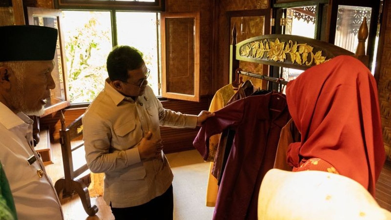 Menteri Perdagangan RI, Budi Santoso, bagikan strategi kunci bagi UMKM Indonesia untuk bersaing di pasar global, meliputi peningkatan kualitas produk dan perluasan pemasaran.