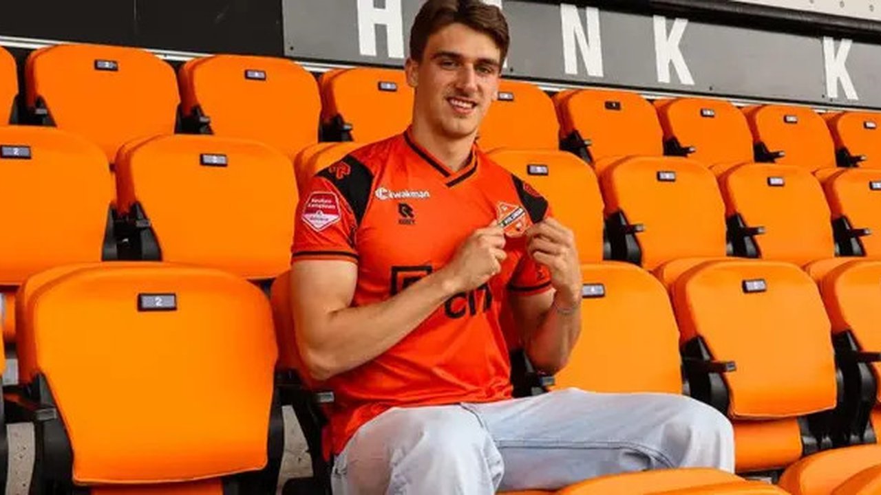 Calon striker naturalisasi Timnas Indonesia, Mauro Zijlstra, mendapatkan kontrak profesional pertamanya. (Bola.com/Dok.FC Volendam).