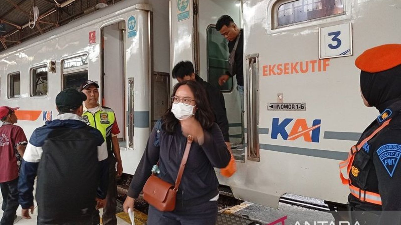 KAI Daop 5 Purwokerto menyiapkan 17 perjalanan kereta api per hari dengan total 9.926 kursi selama libur panjang Waisak 2025 untuk mengantisipasi lonjakan penumpang.