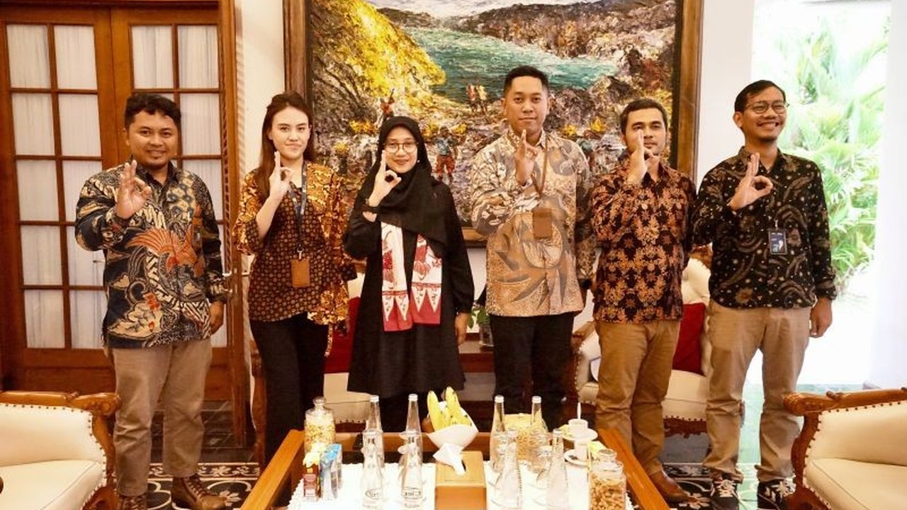 Kabupaten Banyuwangi terpilih sebagai lokasi pembangunan Pembangkit Listrik Tenaga Surya (PLTS) terbesar di Indonesia dengan kapasitas 100 MW, mendukung target Net Zero Emission 2060.