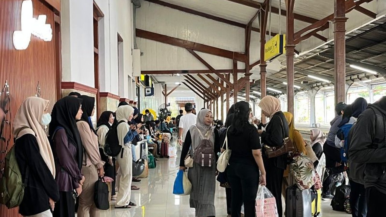 PT KAI Daop 9 Jember menyediakan 40.678 tempat duduk untuk libur panjang Waisak 2025, dengan tiket terjual mencapai 90 persen.