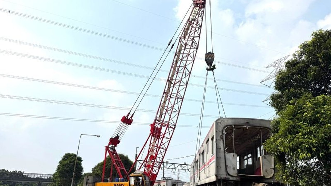 KAI Logistik berhasil memindahkan 55 unit KRL afkir di Depo KRL Depok dalam 23 hari, melampaui target 60 hari, membuktikan kapabilitasnya dalam pengelolaan logistik sarana perkeretaapian.