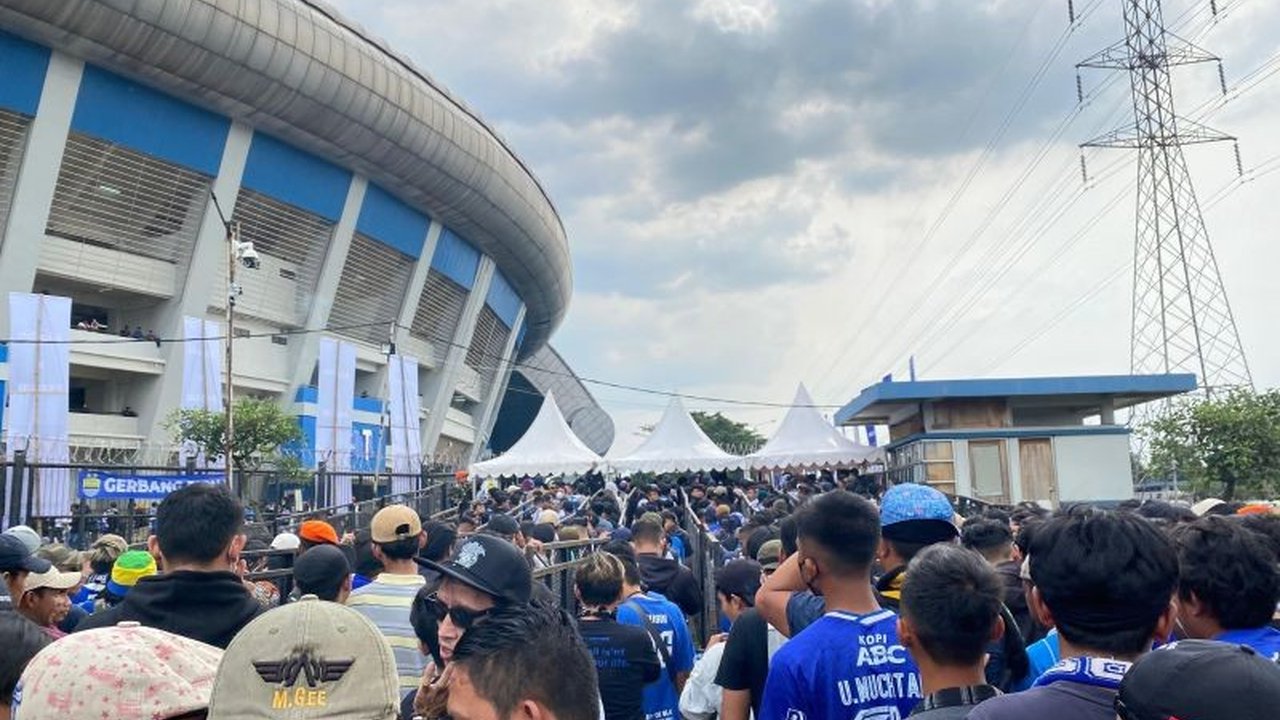 Polrestabes Bandung mengerahkan 1.237 personel gabungan untuk mengamankan pertandingan Persib Bandung melawan Barito Putera di Stadion Gelora Bandung Lautan Api (GBLA) guna mencegah hal-hal yang tidak diinginkan.