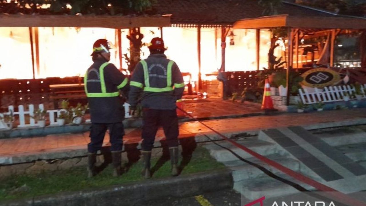 Lima armada Damkar Kabupaten Bekasi berhasil memadamkan kebakaran di Rumah Makan Bali Ndeso Resto, Grand Wisata, yang diduga disebabkan oleh kebocoran gas.