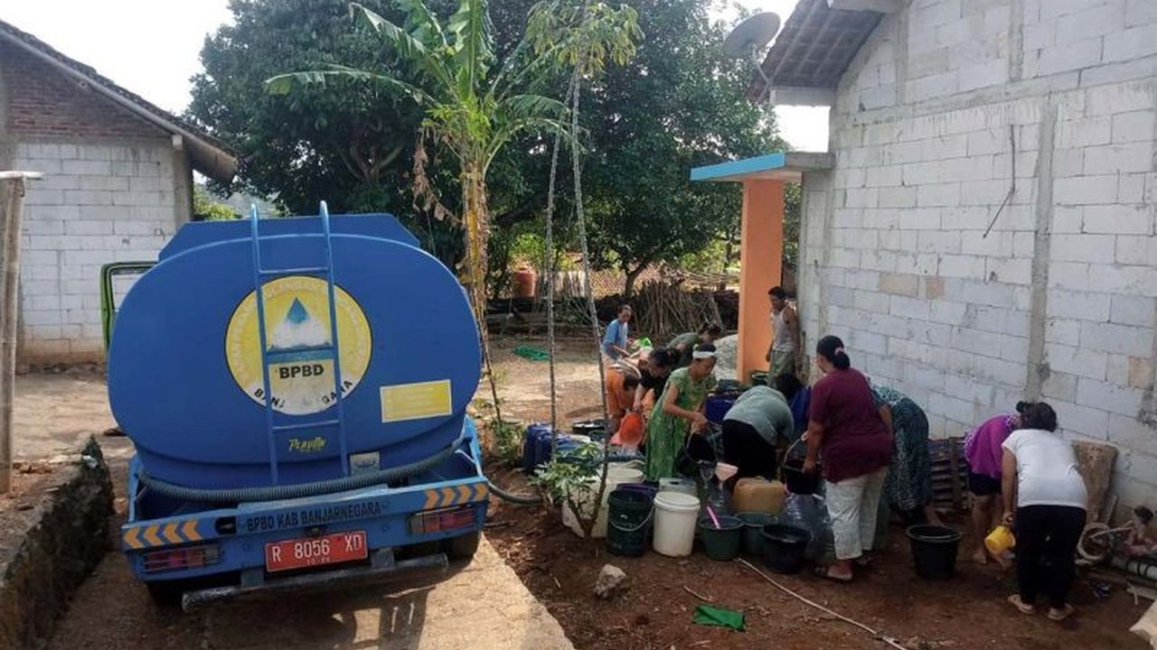 BPBD Banjarnegara mengimbau warga untuk waspada terhadap dampak musim kemarau panjang, meliputi kekeringan dan kebakaran hutan, dengan mempersiapkan langkah antisipasi sejak dini.
